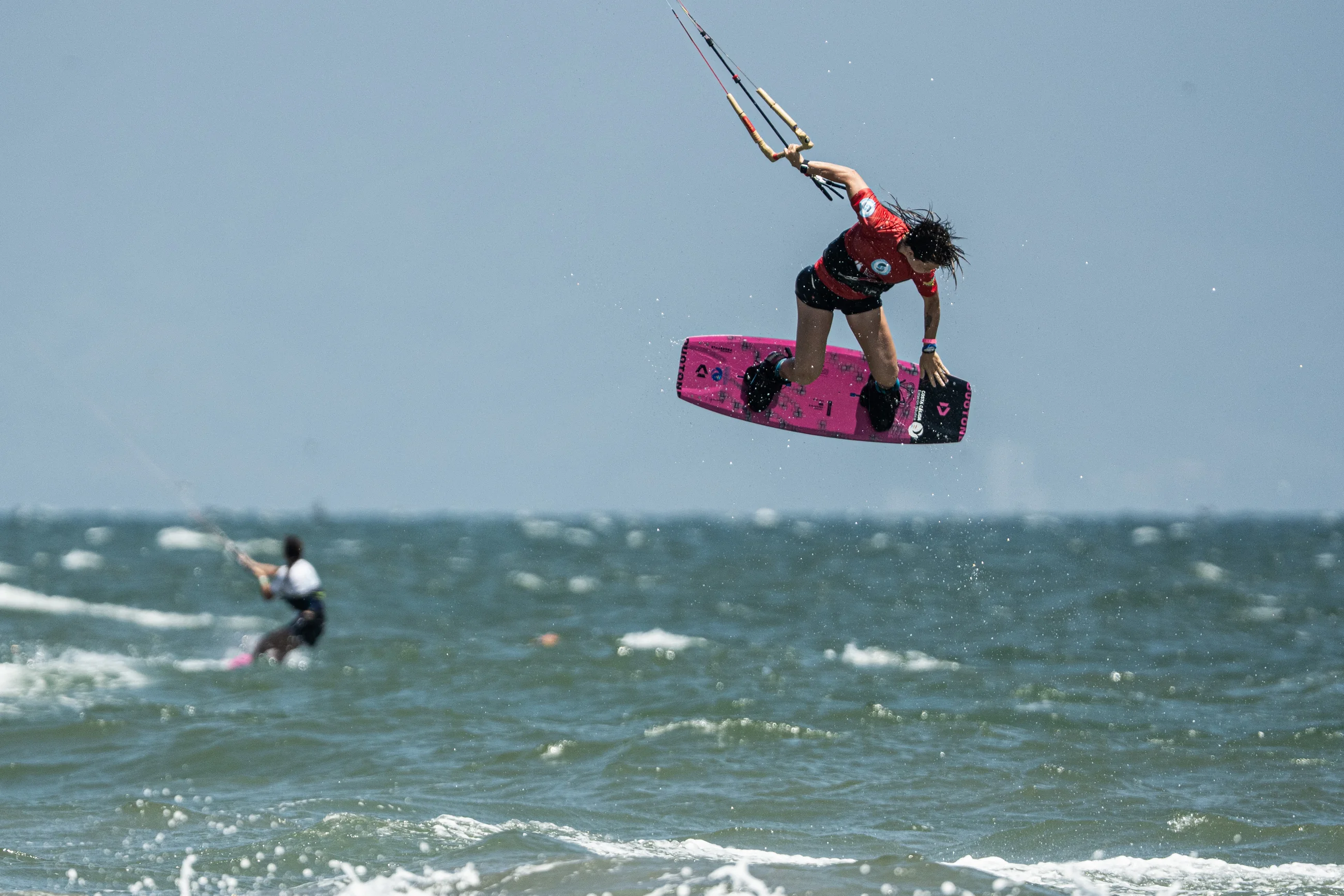 Claudia León compitiendo en freestyle durante la GKA Kite World Tour México 2026